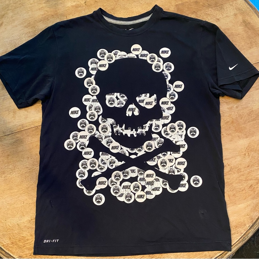 Nike Dri Fit Men’s M Black Football/Skull & Cross Bones Graphic Short Sleeve Tee